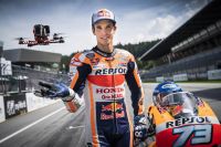 Alex Marquez mit Drohne (c) Philip Platzer Red Bull Content Pool .jpg
