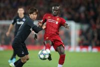 Masaya Okugawa (RBS) und Sadio Mane (Liverpool) (c) GEPA Mandl .jpg