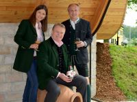 Chefbraumeister Pöpperl mit Stiegl-Eigentümer Alessandra und Heinrich Dieter Kiener (c) Neumayr-Leo