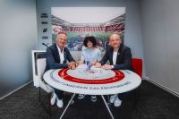 Anrie Chase mit Stephan Reiter und Rouven Schroeder (c) FC Red Bull Salzburg.