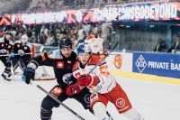 Jacob Panetta (SonderjyskE Vojens) und Philipp Sinn (EC Red Bull Salzburg) (c) Gintare Karpaviciute EC Red Bull Salzburg.jpg