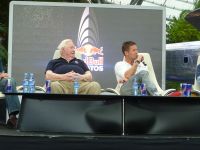 Felix Baumgartner mit Stratos Crew 27. Oktober 2012 Hangar-7(c) Chris Maier Bild 4.jpg